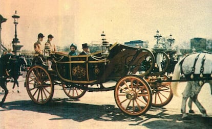 Reprodução do encarte feito pela presidência da República para promover a viagem do presidente Ernesto Geisel ao Reino Unido em 1976. Na imagem, ele participa de cortejo com a rainha Elizabeth rumo ao Palácio de Buckingham.