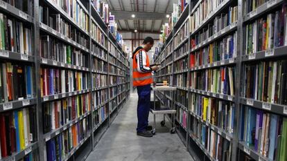 An employee fulfills orders in Amazon Spain&#039;s logistics center in San Fernando de Henares, Madrid