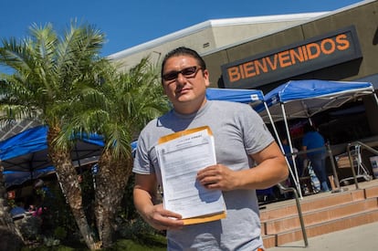 Jos&eacute; Gonz&aacute;lez, mexicano, con su solicitud de nacionalidad el pasado s&aacute;bado en Anaheim.