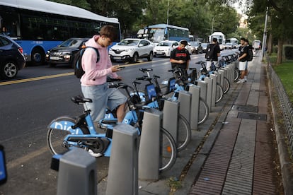 Jóvenes utilizan Bicimad en los alrededores del metro de Moncloa, este miércoles.  