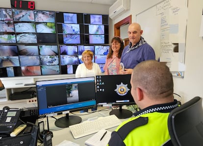 Un agente de la Policía local de Barakaldo (Bizkaia) ante el panel de imágenes de la sala de control de la comisaría, en una imagen facilitada por el Ayuntamiento de la localidad.