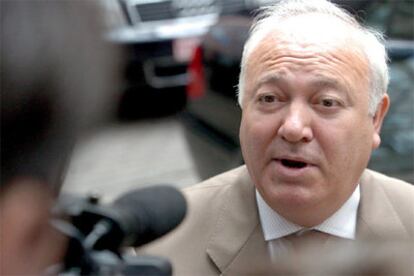 Miguel Angel Moratinos, responde a unos periodistas a su llegada para asistir al Consejo extraordinario de ministros de la UE en Bruselas.