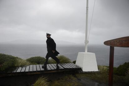 Vistas desde el faro de Cabo de Hornos. Más allá, sólo el paso de Drake y la Antártida. Este cabo es una leyenda, un hito para todos los marineros y navegantes de la Historia. En la imagen, el farero Sargento Juan Valenzuela, de 37 años, que sube la bandera a diario. Un acto que jamás se retrasa o se deja de hacer. En el islote del Cabo de Hornos solo viven el alcamar, su mujer y un hijo, además del perro de la familia. Se mantienen aislados durante todo el año: solo algunos viajeros y el navío de provisiones los visitan de tanto en tanto.