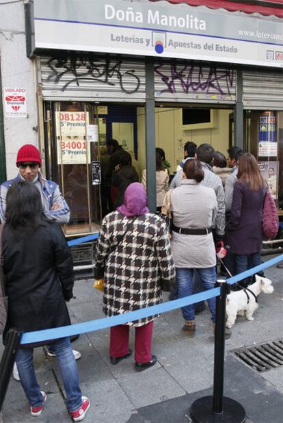 Ni el frío otoñal ni la posibilidad de adquirir un décimo de lotería por Internet lograron evitar ayer las largas colas en la emblemática administración de Doña Manolita, en la madrileña calle del Carmen, para adquirir lotería de 'El Niño'.