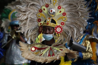 Un grupo de danza de las Bahamas encabeza una marcha hacia un centro de votación anticipada en la biblioteca Model City Branch, en Miami (Estados Unidos).