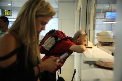 Pasajeros se informan en las oficinas de atención al cliente de Ryanair en la T1 del aeropuerto de Barajas de Madrid.