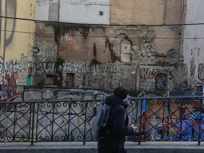 Solar con los restos de la Muralla Cristiana de Madrid en la calle de Escalinata.