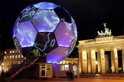 Un gran balón es la imagen de la Copa del Mundo junto a la Puerta de Brandenburgo, en Berlín.