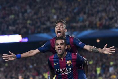 Alves celebra al costat de Neymar un dels gols del Barça contra el PSG al Camp Nou.