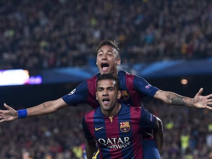 Alves celebra al costat de Neymar un dels gols del Barça contra el PSG al Camp Nou.