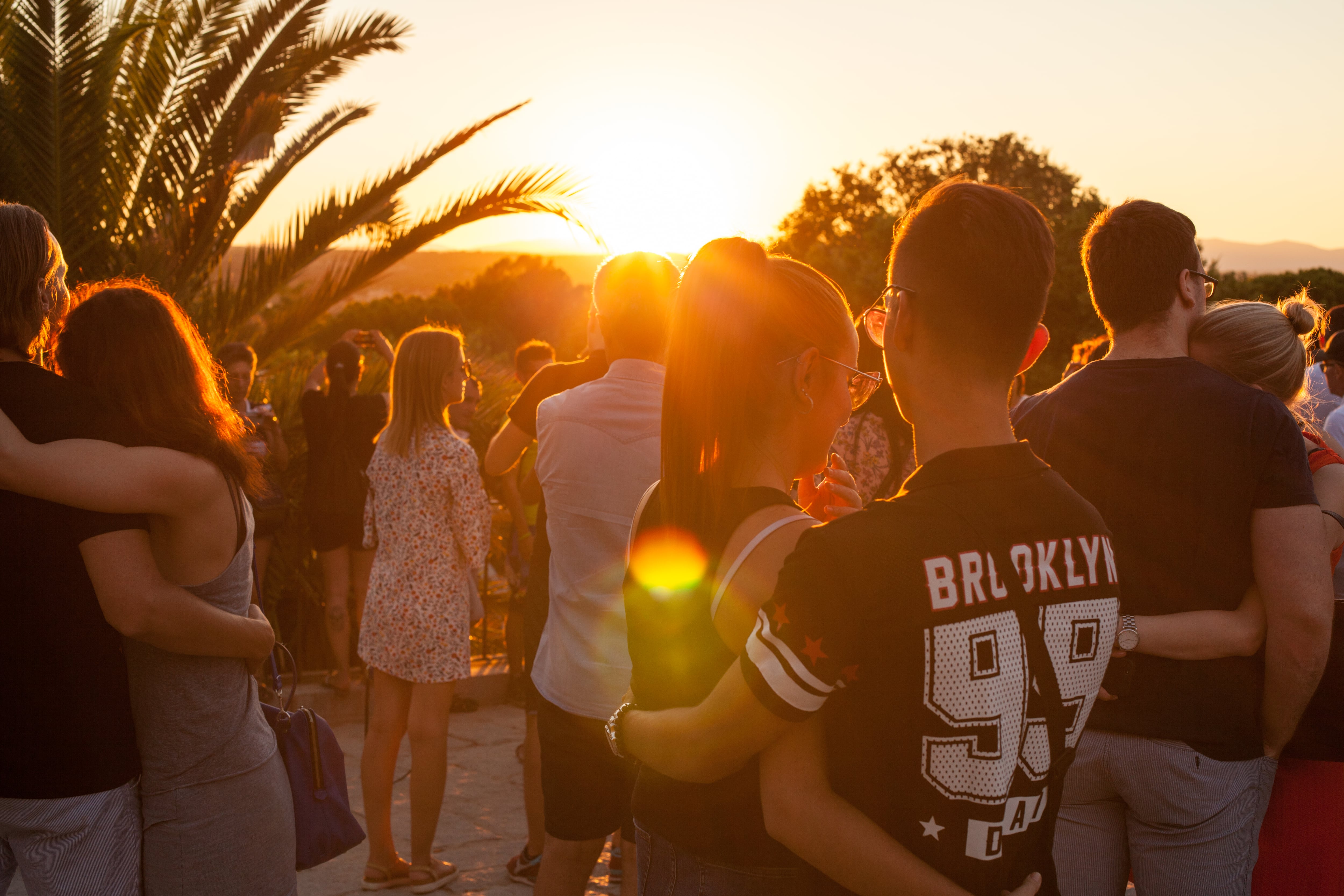 Las primeras fiestas sin los padres: el verano en que los adolescentes aprenden a decidir