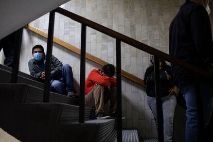 Acusados en las escaleras de la torre, esperan su turno de audiencia.