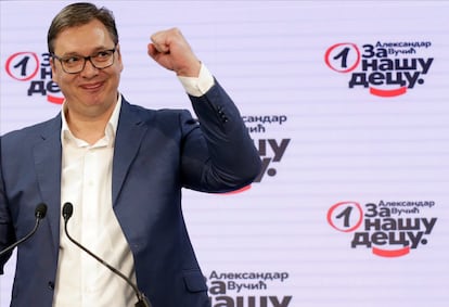 Aleksandar Vucic, al declarar la victoria de su partido en las elecciones, este domingo en Belgrado.