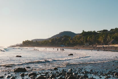 Bañistas en la playa de El Tunco, en El Salvador.