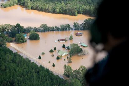 Un oficial mira desde un helicóptero las casas inundadas en Conway, Carolina del Sur.