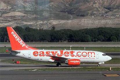 Un avión de Easyjet, en una pista de rodadura del aeropuerto de Barajas.