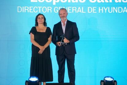 Pepa Bueno directora de El País entrega el premio al coche del año, por el Hyundai Kona, a Leopoldo Satrústegi, director general de Hyndai España.

