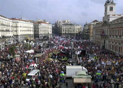 Cuando la cabecera aún se encontraba en el Paseo del Prado, sin haber alcanzado la Cibeles, una multitud de personas ya se dirigía desde la calle Alcalá en dirección a la Puerta del Sol (en la imagen).