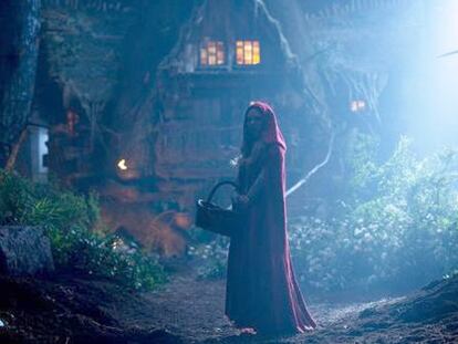Amanda Seyfried, delante de la casa de su abuela en <i>Caperucita roja</i>.