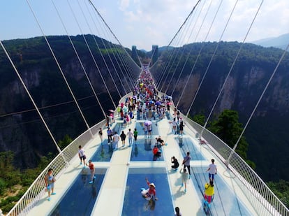 Este pasadizo elevado a 300 metros de altura en el cañón de la provincia de Hunan es el puente de cristal más largo del mundo. Su capacidad, puede albergar hasta 800 personas, ha hecho que también sirva de pasarela para eventos culturales y desfiles de moda. Fue diseñado por el arquitecto y poeta israelí Haim Dotan (autor del Performing Art Center de Ashdod) a modo de puente invisible que no altera la armonía del parque natural que lo sostiene. Pedro Torrijos explica que su diseño, basado en la suspensión por cables, resulta un conjunto estéticamente bonito y funcional. “La estructura de catenarias y cables paralelos inclinados y cogidos en los pilones que simulan piedras antiguas me parece bastante elegante y eficaz. Han usado el material de forma muy eficiente”.