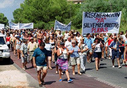 Los residentes de la playa de Les Deveses de Dénia cortan la carretera, ayer, para protestar por la suciedad e inseguridad.