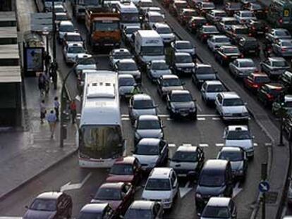 Automóviles en la avenida de América, en uno de los habituales atascos de la ciudad.