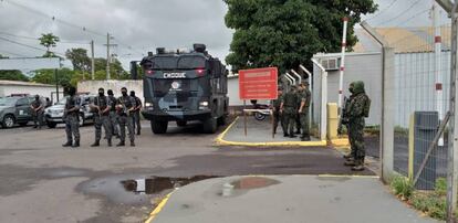 Movimentação de policiais em frente ao aeroporto no interior de SP