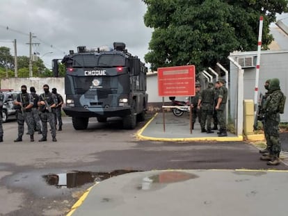 Movimentação de policiais em frente ao aeroporto no interior de SP