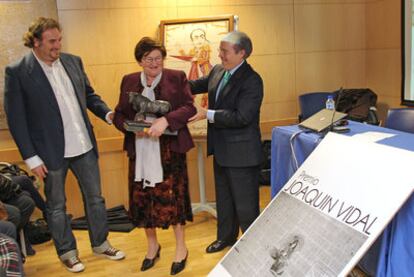 Entrega del premio Joaquín Vidal a Juana García Estebaranz.