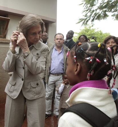 La Reina conversa con una niña sobre su peinado en la Casa do Gaiato durante la visita que ha realizado a este centro infantil de huérfanos en el municipio de Namaacha, en la última jornada de su visita a Mozambique.