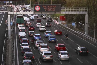 Restricciones de velocidad en la M-30, en una imagen de archivo.