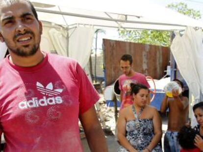 Isaac Jiménez, junto a sus hijos y el matrimonio que vive con ellos.