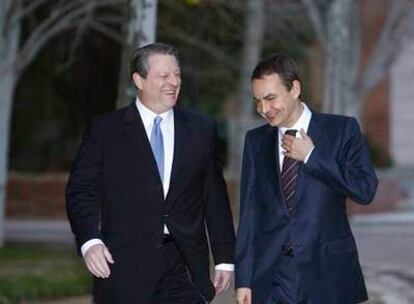El presidente del Gobierno, José Luis Rodríguez Zapatero, y el ex vicepresidente de EE UU Al Gore, ayer.