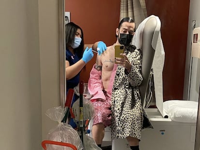 El diseñador Marc Jacobs se retrata con su móvil mientras recibe la segunda dosis de la vacuna de Pfizer, el 23 de marzo en Nueva York.