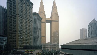 Enero de 2015. El hotel Sheraton de Chongqing (las dos torres del fondo), inspirado en la arquitectura estadounidense. 
