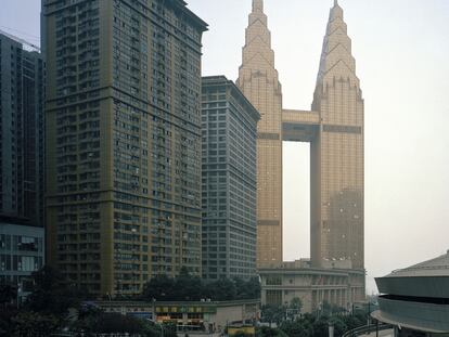 Enero de 2015. El hotel Sheraton de Chongqing (las dos torres del fondo), inspirado en la arquitectura estadounidense. 
