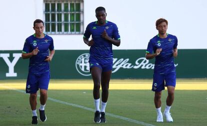 William Carvalho (en el centro), en un entrenamiento.