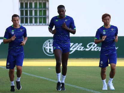 William Carvalho (en el centro), en un entrenamiento.