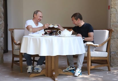 Putin y Medvédev comparte té tras la jornada de ejercicio físico, un gesto más remarcado por el Kremlin de la saludable vida de ambos dirigentes rusos.