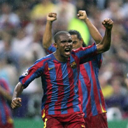 Eto'o, delante de Ronaldinho, celebra su gol, el primero del Barcelona, a un cuarto de hora del final.