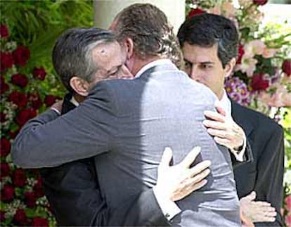 El Rey abraza a Adolfo Suárez en presencia de uno de los hijos del ex presidente del Gobierno.