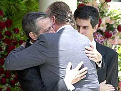El Rey abraza a Adolfo Suárez en presencia de uno de los hijos del ex presidente del Gobierno.