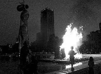 El fuego purificador de la noche de Sant Joan, que consume el espíritu de lo viejo, prendió ayer en 13 lugares de Barcelona.