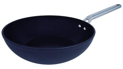 Esta sartén wok de Arcos es más pequeña y ligera que los otros modelos de la comparativa.