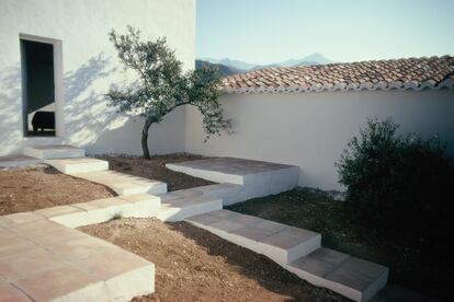 El patio interior de la vivienda, en una diapositiva original de Bernard Rudofsky.