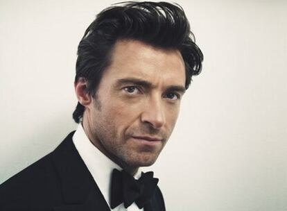 Hugh Jackman, el hombre más sexy del mundo según la revista <i>People</i>, estuvo a punto de causar un ataque a una de sus fans hace unos días, cuando visitó el programa estadounidense <i>The Tonight Show</i>. Resulta que era el cumpleaños de la telefonista del espacio y sus amigos le pidieron a Jackman que la felicitara por sorpresa, ya que ella no podía dejar su puesto de trabajo para fotografiarse con él. El actor no encontró nada mejor que suspirarle un 'feliz cumpleaños' por detrás de su nuca y besarla en el cuello y ella, al voltear y verle, no pudo evitar desmayarse en sus brazos. "¡Alguien que me ayude!", gritaba Jackman, pero la chica despertó luego de unos momentos y pudo fotografiarse sonriente junto a su ídolo.