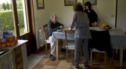 Atención a un dependiente en Ribadeo, en abril de 2011.