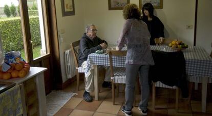 Atenci&oacute;n a un  dependiente en Ribadeo, en abril de 2011.