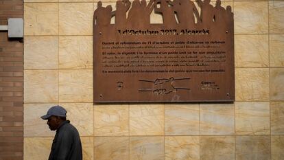 Placa conmemorativa del referéndum del 1-O colocada por el Ayuntamiento de Alcarràs (Lleida) en El Casino, el lugar que se convirtió en centro de votación.