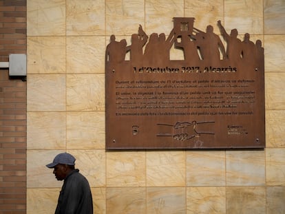 Placa conmemorativa del referéndum del 1-O colocada por el Ayuntamiento de Alcarràs (Lleida) en El Casino, el lugar que se convirtió en centro de votación.